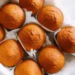Frisch gebackene Muffins ohne Eier auf Backblech mit goldbrauner Kruste