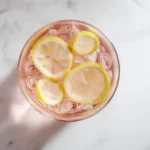 Japanisches Mounjaro-Rezept Getränk mit Apfelessig, rosa Himalaya-Salz und Zitrone in modernem Stil