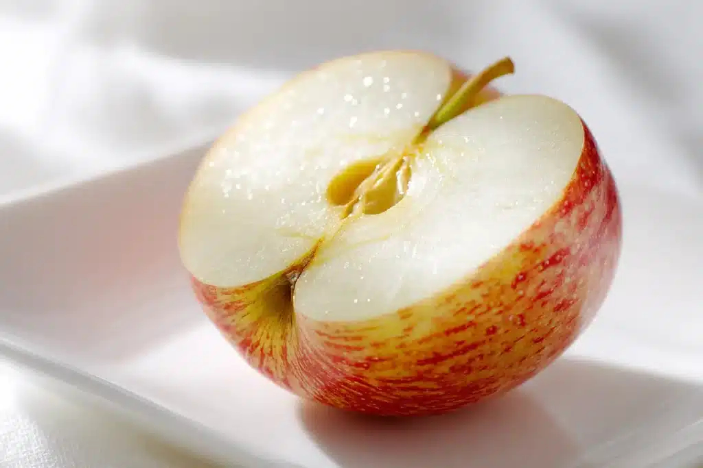 Frisch aufgeschnittener Fuji-Apfel auf weißem Teller