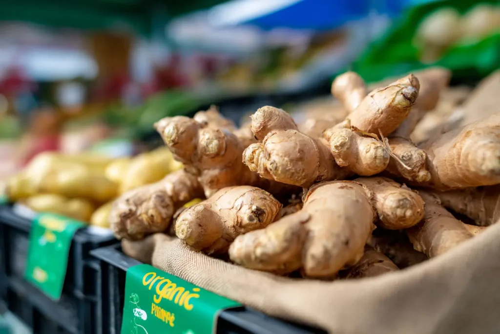Frischer Bio-Ingwer mit Etikett an einem Marktstand – ideal, um ihn ungeschält zu verwenden
