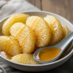 Honig Pomelo in Schale mit Minze angerichtet