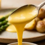 Schnelle Sauce Hollandaise mit Stabmixer cremig serviert zu Spargel