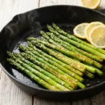 Grüner Spargel in der Pfanne angebraten mit Zitrone — kalorienarmes Rezept zum Abnehmen
