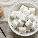 Vegane Marshmallows ohne Gelatine in einer weißen Schüssel, mit Puderzucker bestäubt