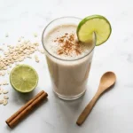 Oatzempic Rezept – cremiger Haferdrink mit Limette und Zimt auf Marmor