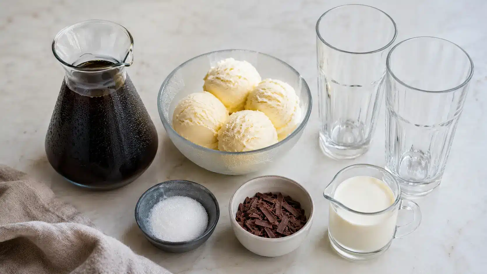 Gekühlter Kaffee, Vanilleeis, Sahne und Schokoladenraspel für Eiskaffee