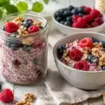 Beeren-Chia-Overnight-Oats mit Himbeeren, Heidelbeeren, Walnüssen und Haferflocken