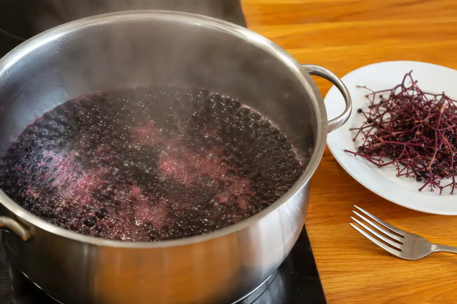 Holunderbeeren für die Grundzubereitung kochen