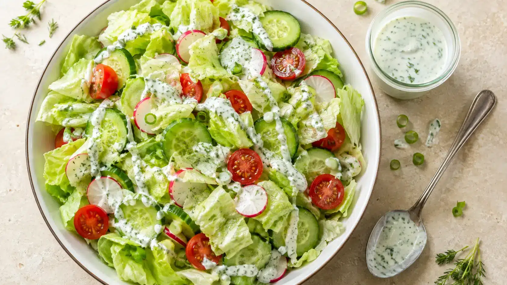 Kalorienarmes Dressing für Eisbergsalat Knackiger Eisbergsalat mit kalorienarmem Joghurt-Kräuter-Dressing
