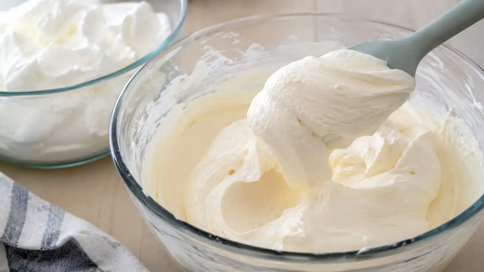 Dicke Mascarpone-Quark-Creme mit untergehobener Schlagsahne auf einem Teigschaber