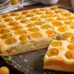 Saftiger Mirabellenkuchen vom Blech mit Rührteig und Schmandguss