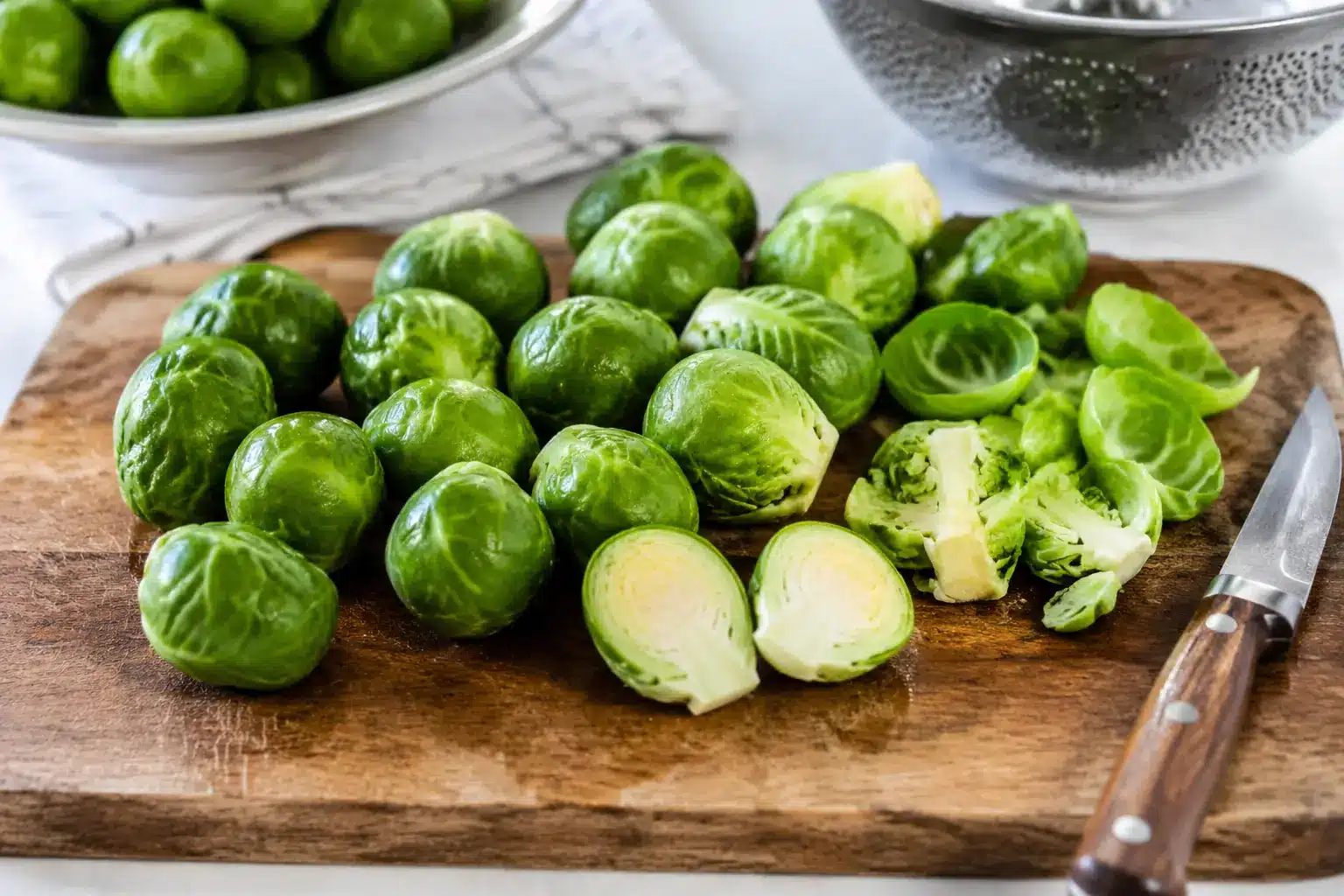 Rosenkohl putzen und halbieren