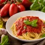 Selbstgemachte Tomatensoße aus frischen Tomaten mit Pasta und Basilikum
