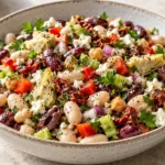 Mediterraner Dense Bean Salad mit Bohnen, Kichererbsen und Feta