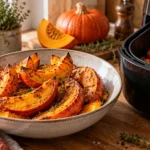 Kürbis im Airfryer mit goldbraun gerösteten Hokkaido-Spalten
